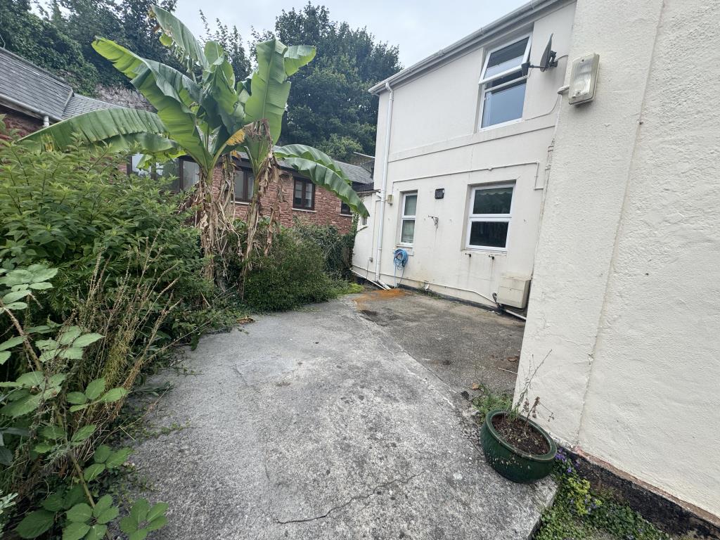 Lot: 30 - MIXED USE PROPERTY FOR INVESTMENT OR OCCUPATION - View of the outside garden space for the house
